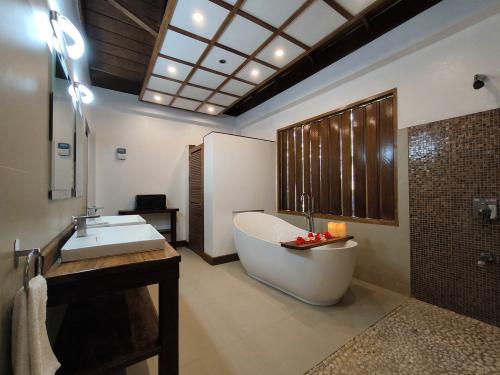 beachfront-villa-bathroom-dolarog-resort-el-nido