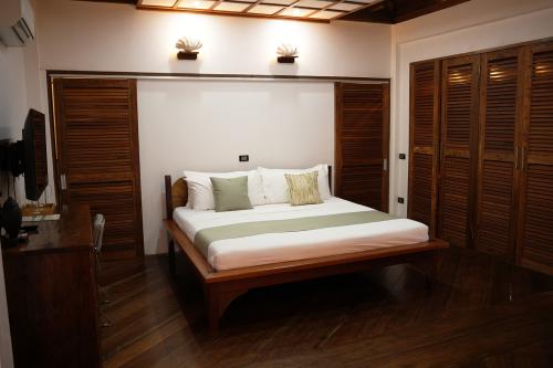 beachfront-villa-bed-dolarog-resort-el-nido