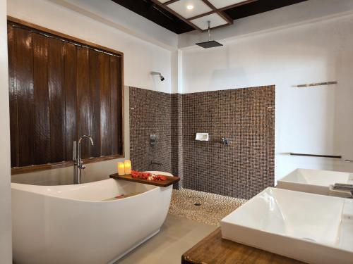 beachfront-villa-shower-dolarog-resort-el-nido